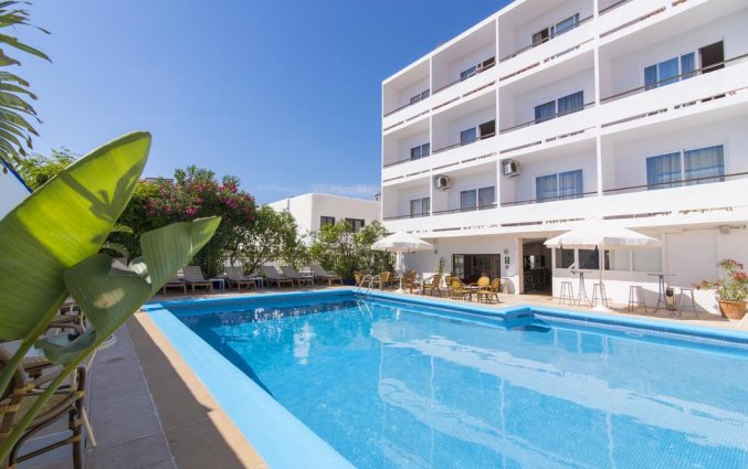 Buitenzwembad en gebouw van Hotel Azuline Mediterraneo op Ibiza