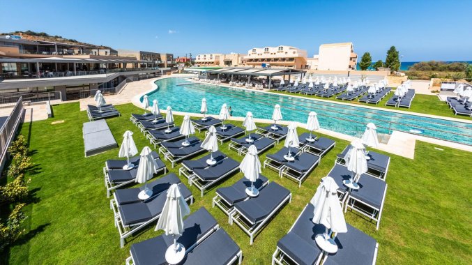 Buitenzwembad met zonneterras van Hotel Kiani Beach Resort op Kreta
