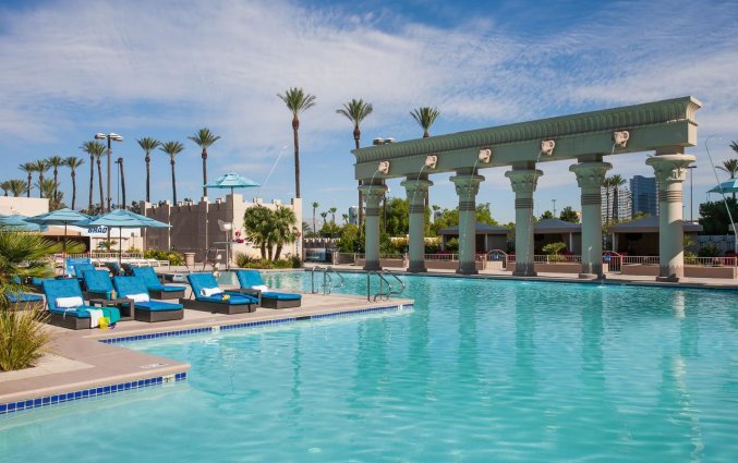Zwembad van hotel Luxor en Casino