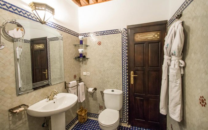 Badkamer van een tweepersoonskamer van Riad Myra in Fez