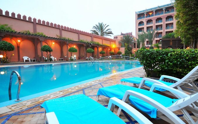 Buitenzwembad met zonneterras van Hotel Diwane Marrakech