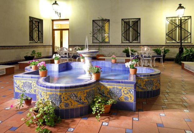 Patio met fontein van hotel Eurostars Regina in Sevilla