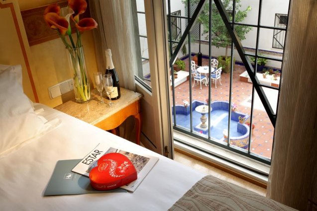 Tweepersoonskamer met uitzicht van hotel Eurostars Regina in Sevilla