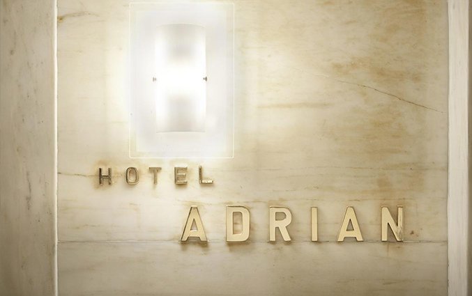 Entree van Hotel Adrian in Athene