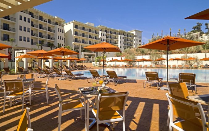 Buitenzwembad met zonneterras van Hotel Palais Medina & Spa in Fez