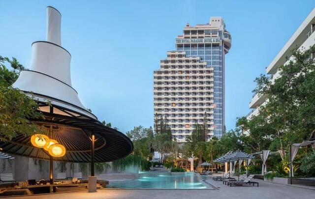2 zwembaden in het Royal Paradise Hotel & Spa