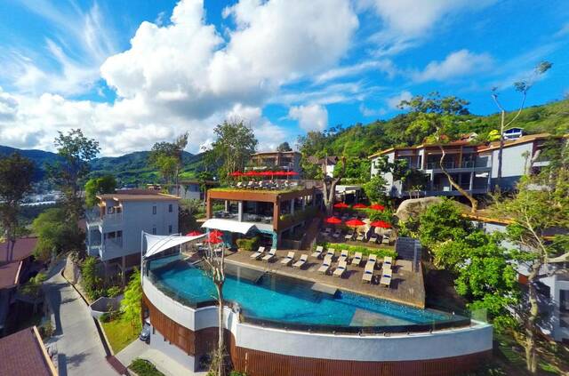 2 zwembaden bij Amari Phuket