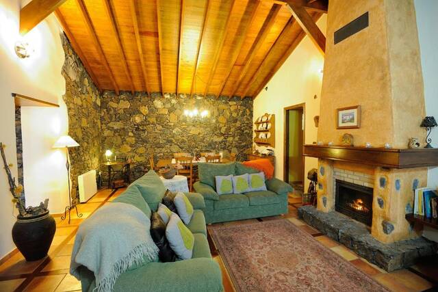 Finca La Majadera - woonkamer met open haard