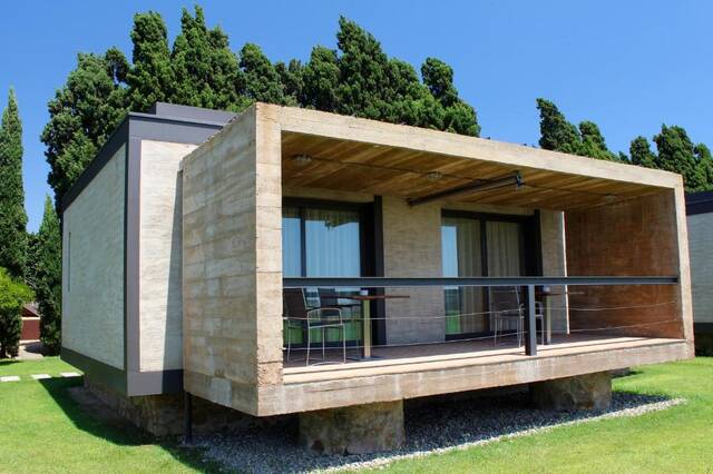 Moli del Mig - moderne kamerunit in de tuin