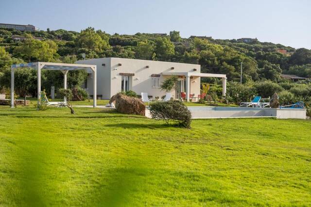 Hotel Bajaloglia Resort - het hotel met gazon en pergola
