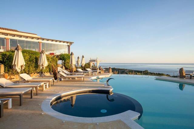 Hotel Bajaloglia Resort - whirlpool en ligbedden bij het zwembad