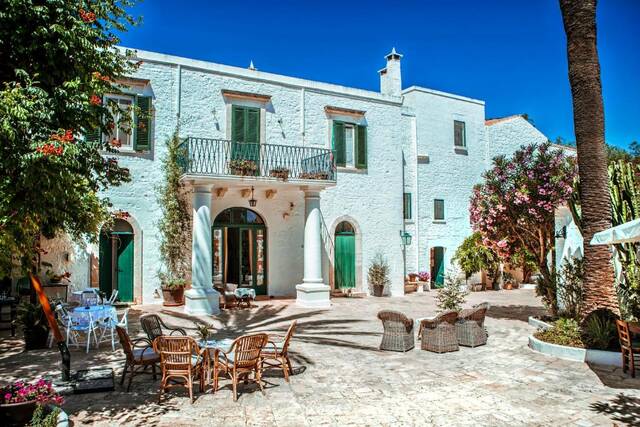 Masseria Il Frantoio - witte gevel aan de binnenplaats