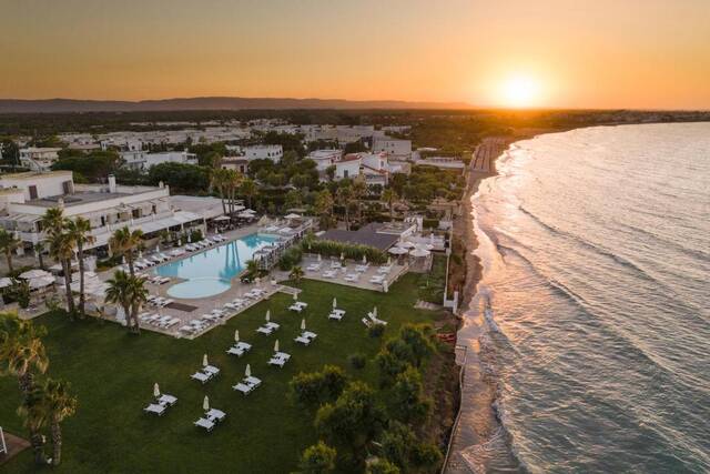 Canne Bianche Lifestyle Hotel - het resort bij zonsondergang