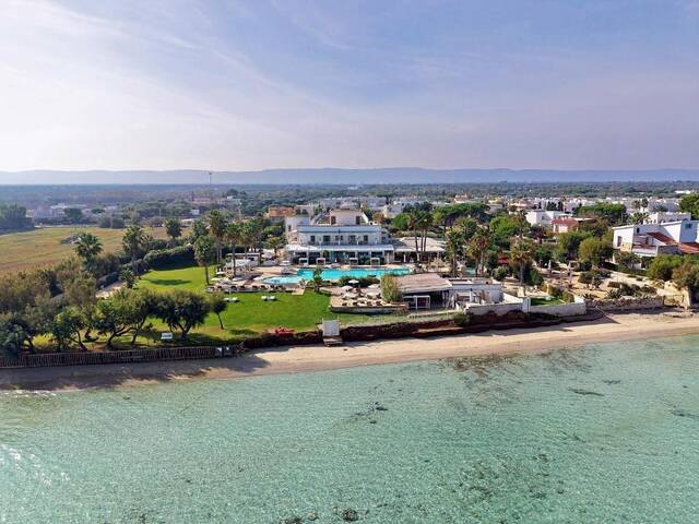 Canne Bianche Lifestyle Hotel - ligging aan het strand van bovenaf