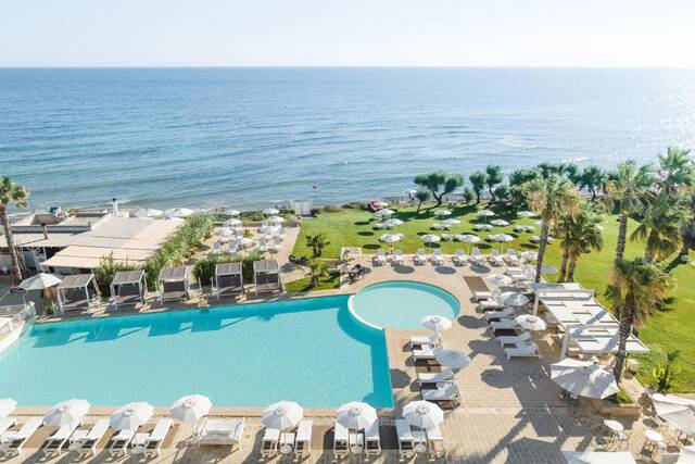 Canne Bianche Lifestyle Hotel - luchtfoto van het zwembad aan zee