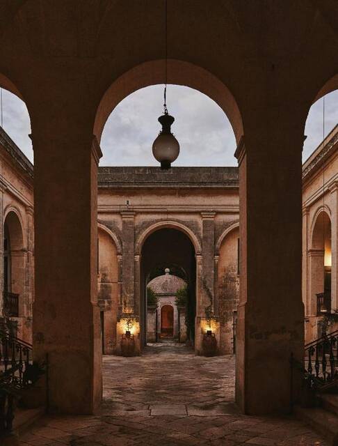 Palazzo Daniele - galerij met bogen en hanglantaarn