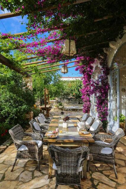 Masseria Montenapoleone - lange tafel onder de bloeiende pergola