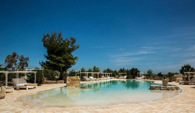Masseria Montenapoleone - zwembad met ligbedden in de tuin