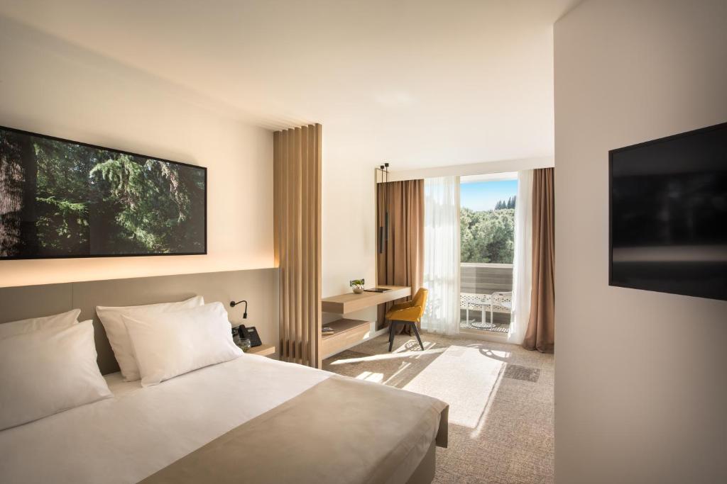 Hotel omgeven door groen