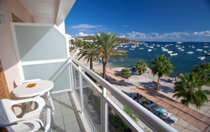 Balkon van een tweepersoonskamer van Hotel Ses Figueres op Ibiza