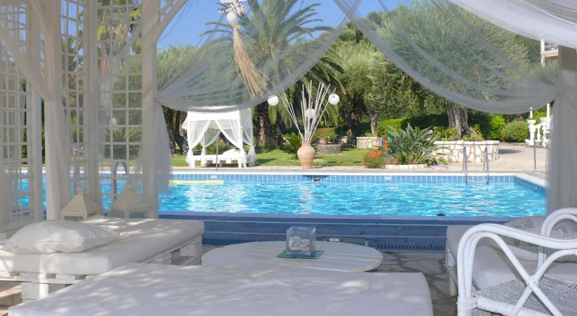 Lounge aan het zwembad van Hotel Nefeli op Corfu