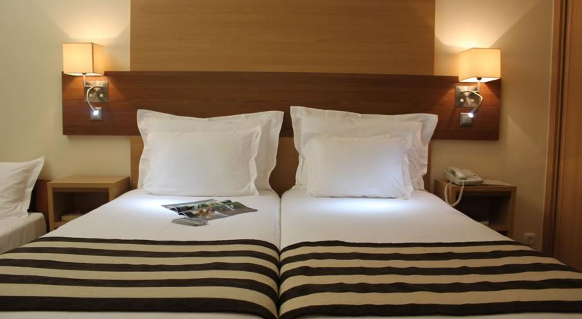 Tweepersoonsbed in kamer van hotel Principe Lisboa stedentrip Lissabon