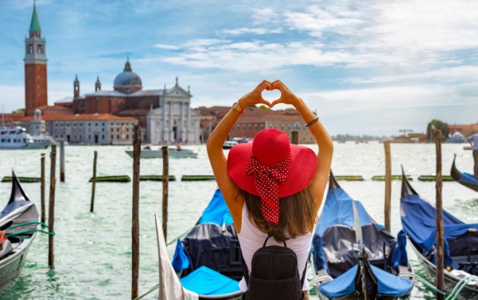 Venetie - Vrouw hart bij water
