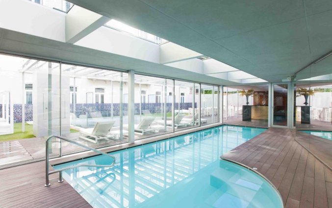 Binnenzwembad bij Bessahotel Liberdade