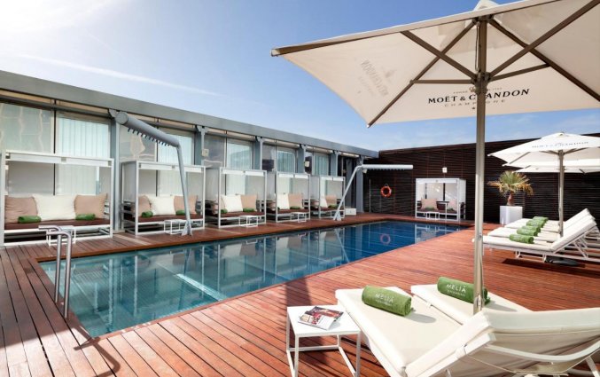 Buitenzwembad van Melia Barcelona Sky Barcelona