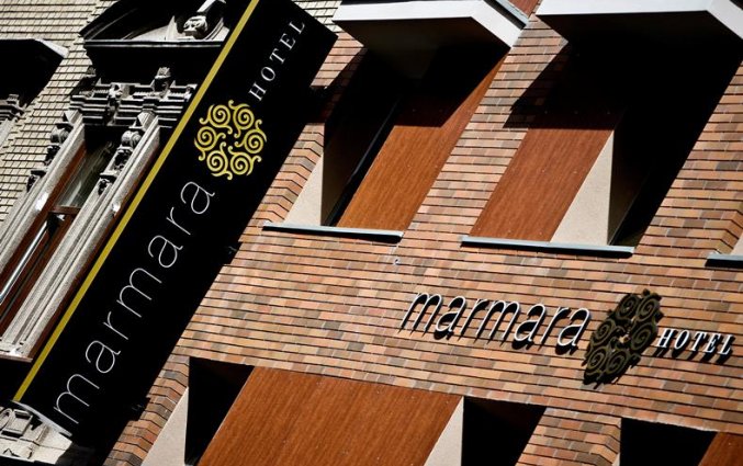 Voorkant van Hotel Marmara in Budapest