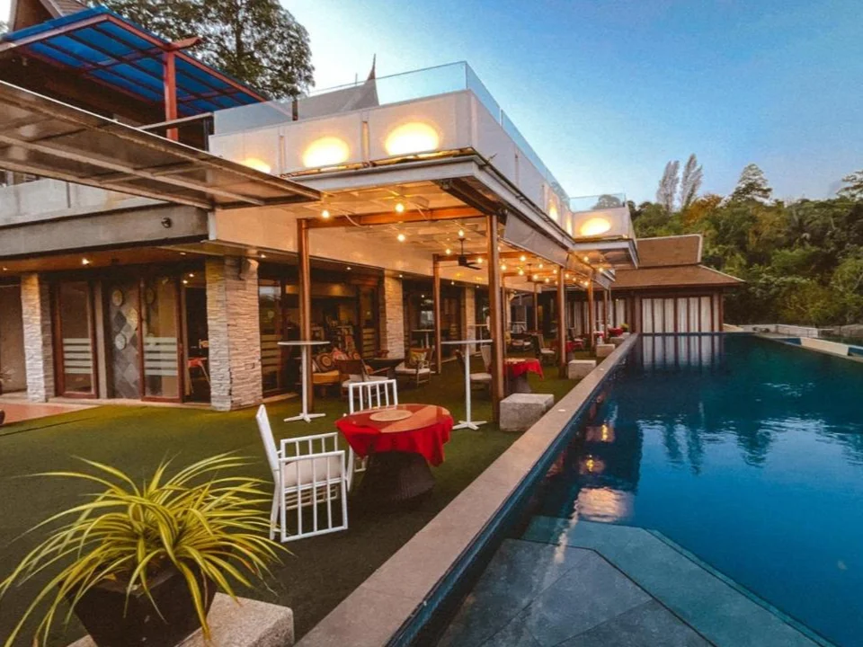 Het dakterras met zwembad en bedden van Ayara Kamala Resort & Spa