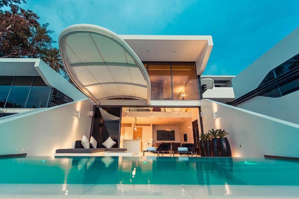 Buitenzwembad bij Kata Rocks