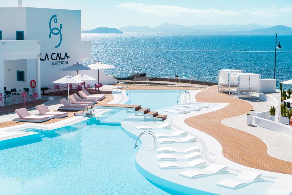 CalaLanzarote Suites - zwembad met zeezicht