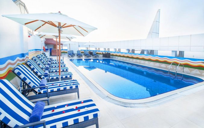 Dakterras met zonneterras van Hotel Grand Excelsior in Dubai