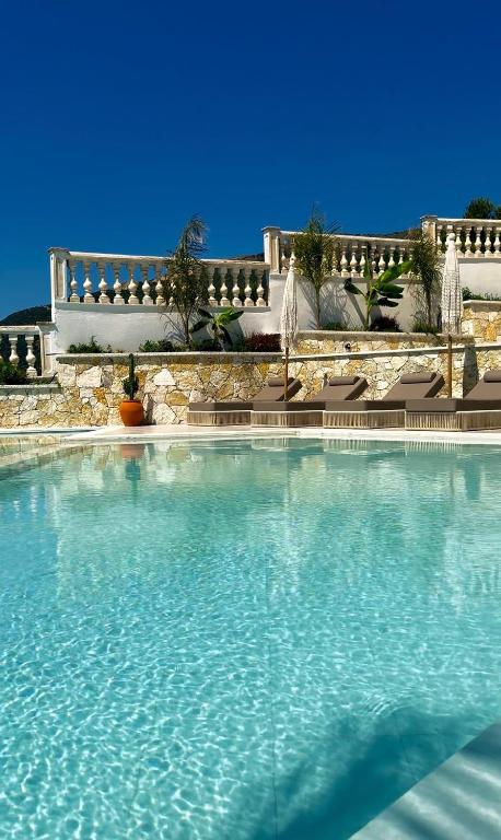 Coral Boutique Hotel &ndash; buitenzijde en zwembad
