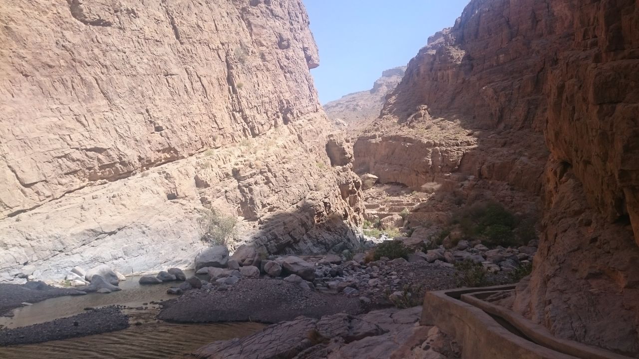 Wandelen langs de wadi bij Muaydin