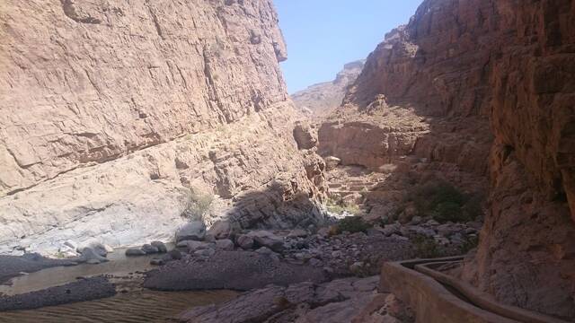 Wandelen langs de wadi bij Muaydin