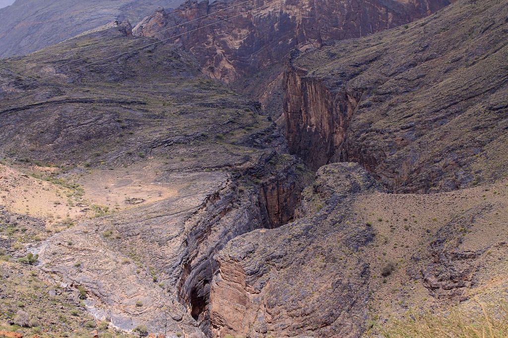 Wadi Bani Awf met kloof en groene stroken