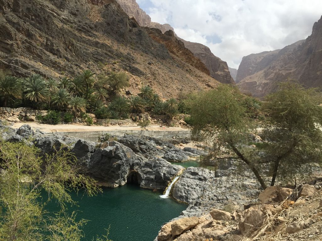 Rotsformaties en water in Wadi Arbiyeen