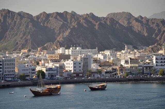Aankomst op Muscat International Airport in de avond