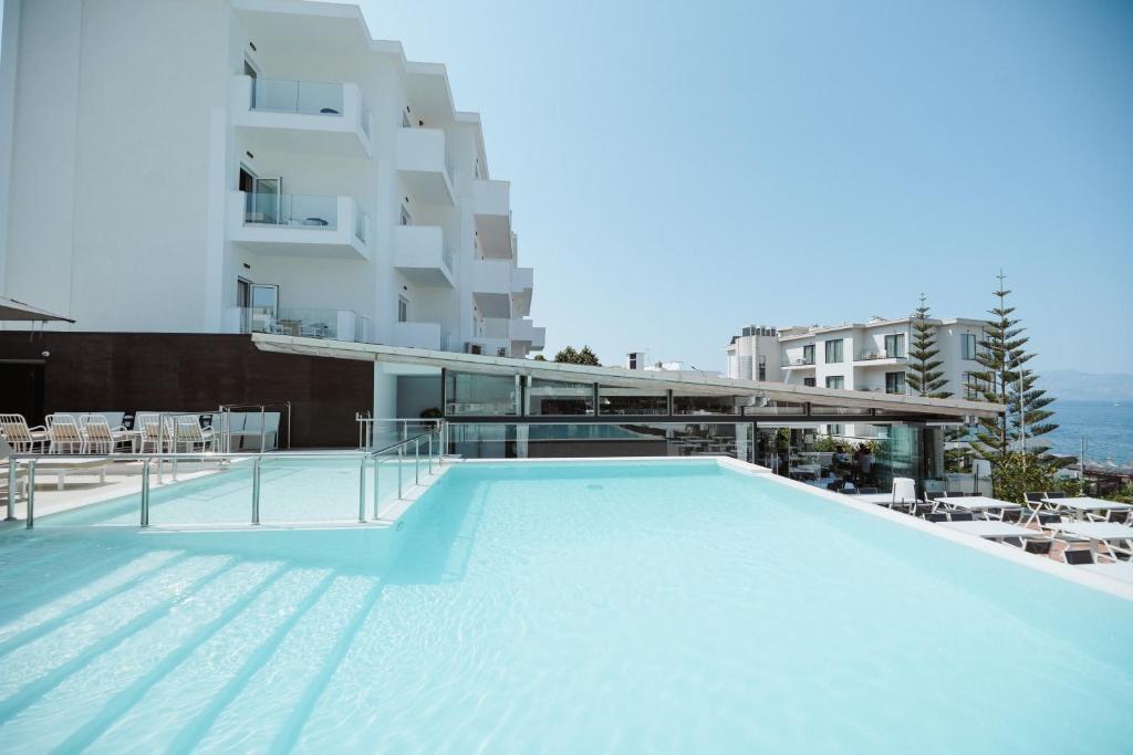 Hotel Agimi – buitenzwembad en terras