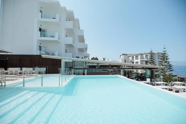 Hotel Agimi – buitenzwembad en terras