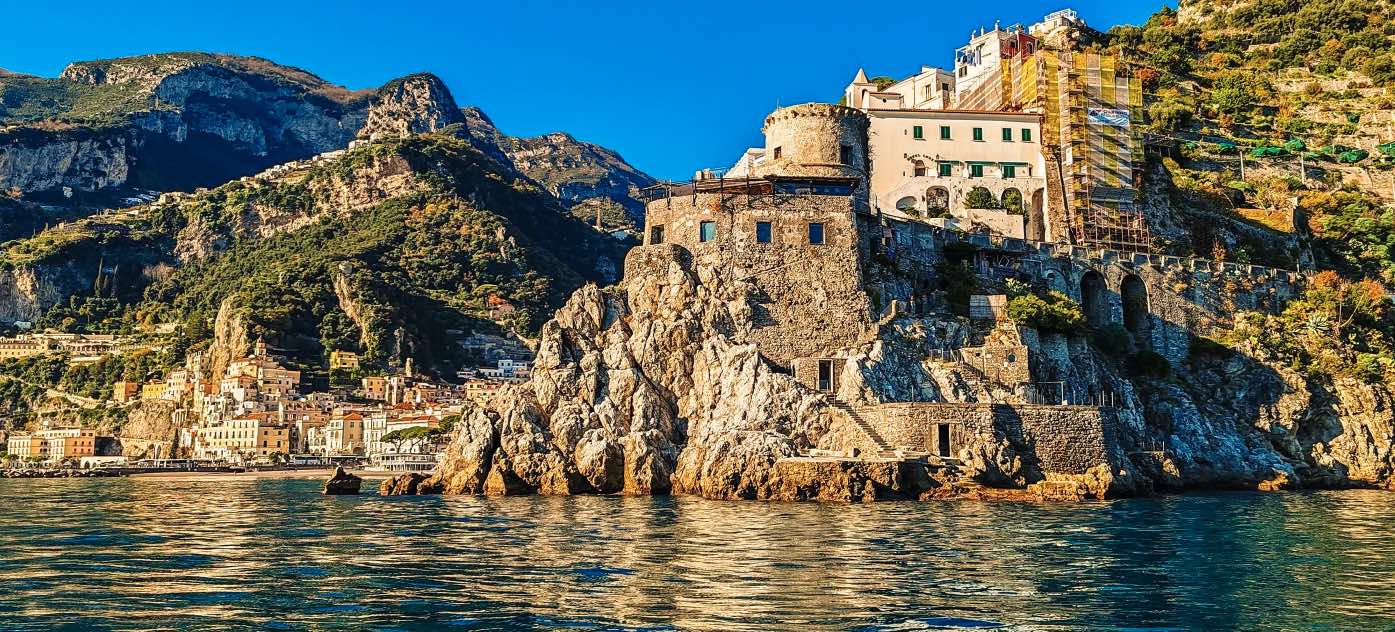 Felblauwe baai met boten