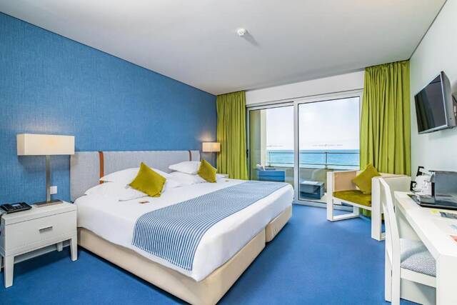 Kamer met balkon en oceaanzicht
