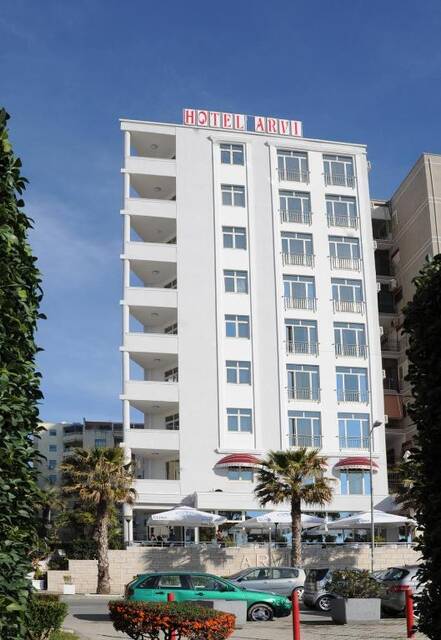 Arvi Hotel – gevel aan de kust