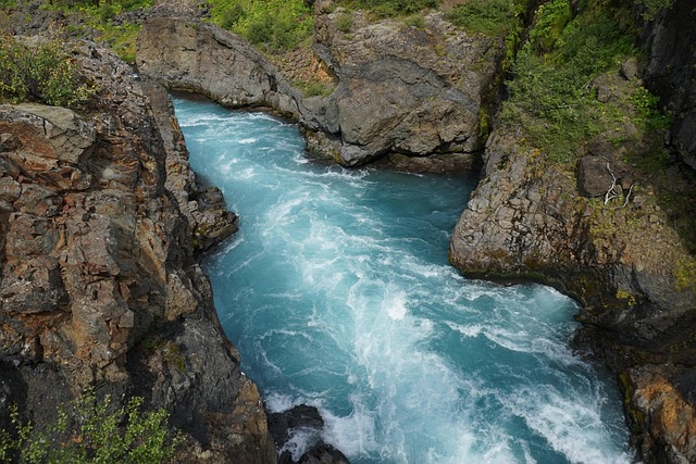 Hraunfossar stroomt onder het lavaveld uit