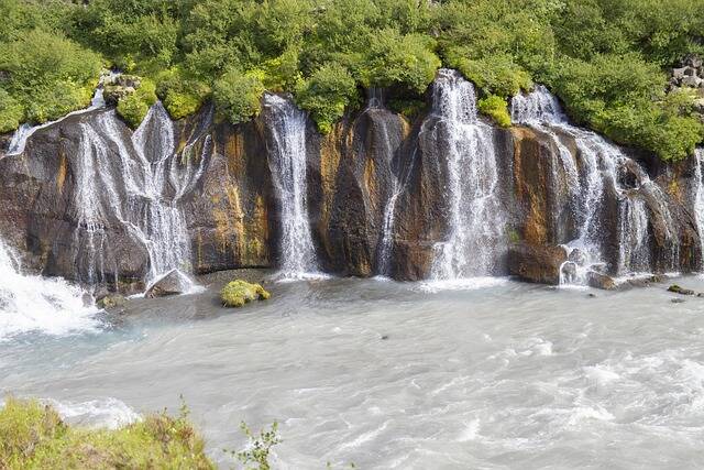 Barnafoss met smalle doorgang