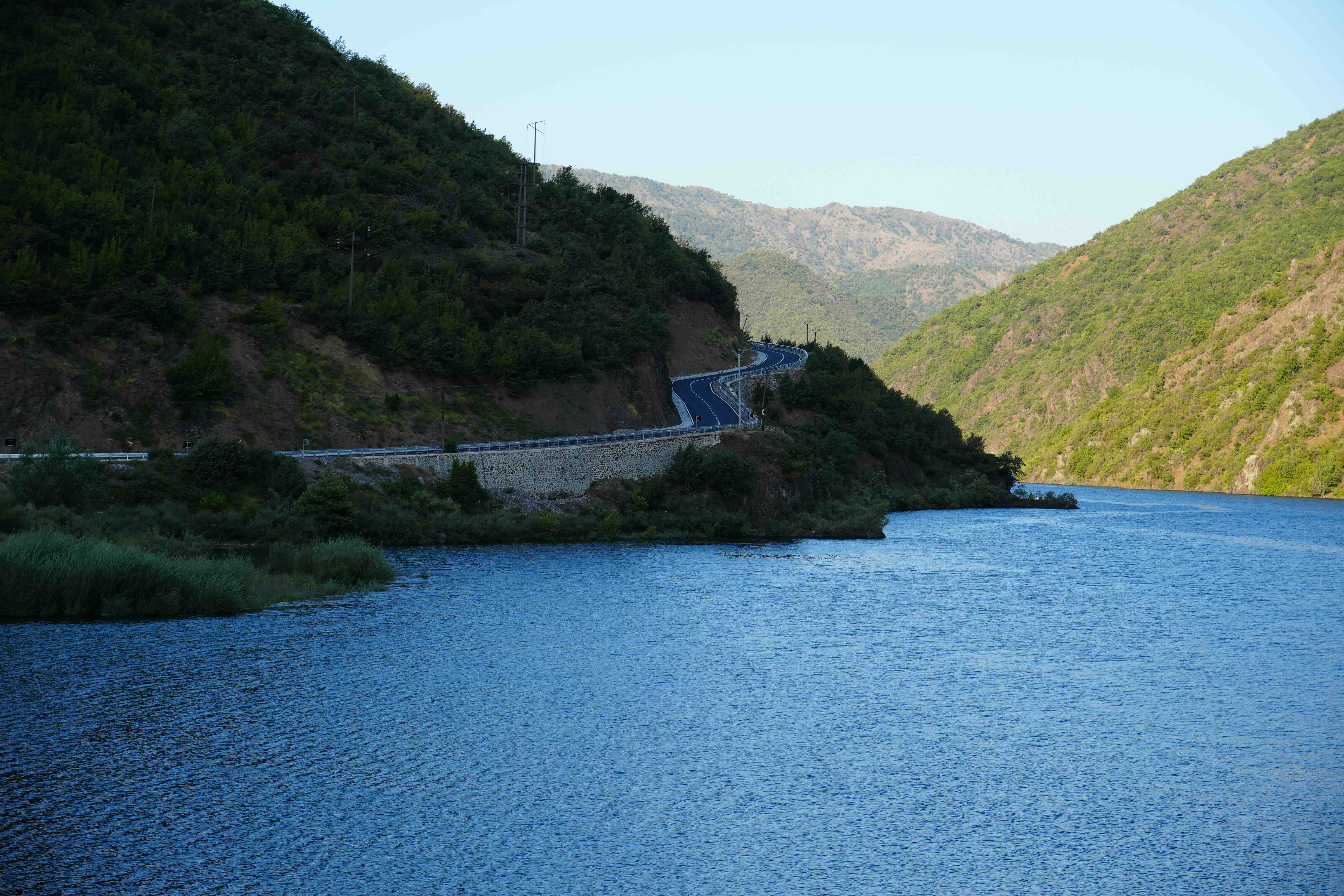 Bergweg richting het Komanmeer in Albani&euml;