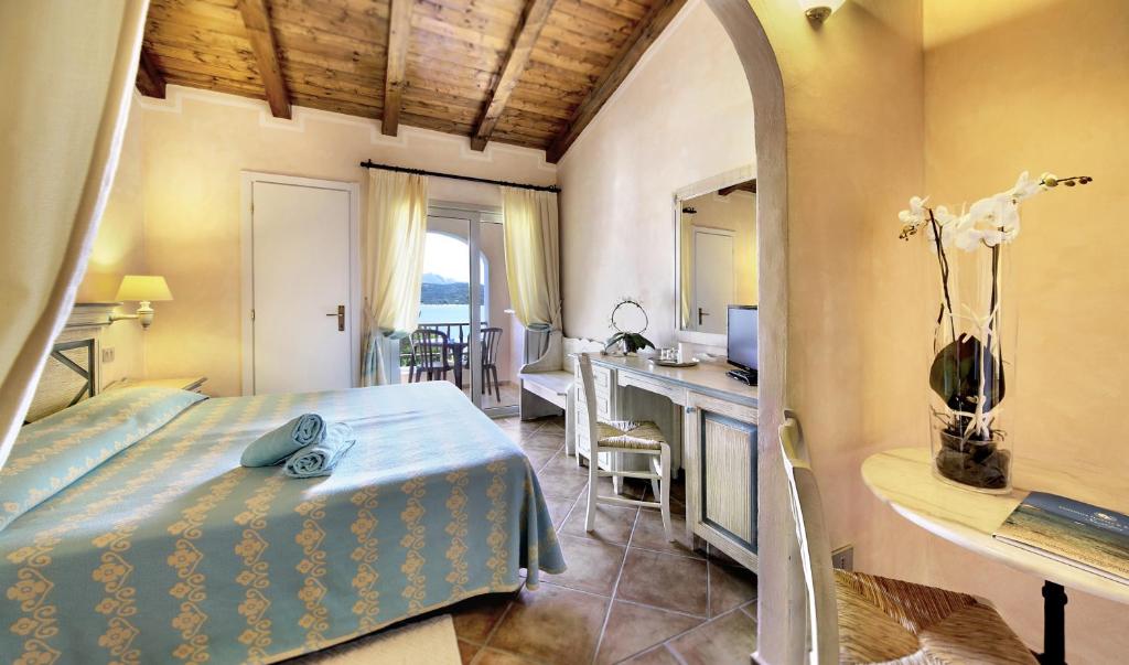 Zwembad met zeezicht