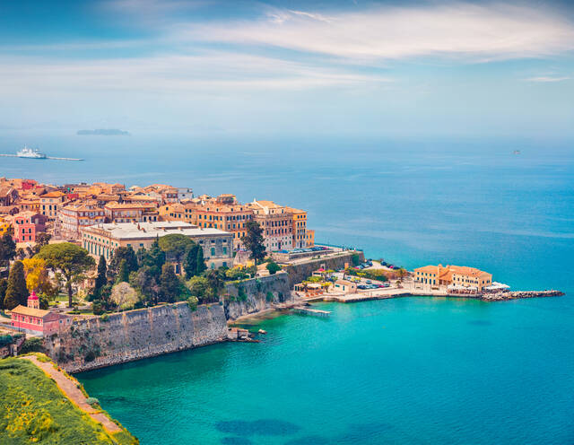 Kerkyra (Corfu-stad) aan zee